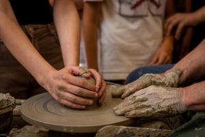 Lavorazione-ceramica-al-tornio-a-a-Urbania-Marche-