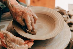 Lavorazione-ceramica-al-tornio-a-a-Urbania-Marche
